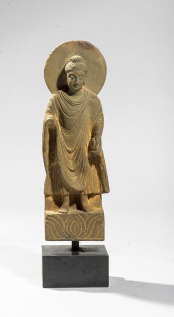  Dans le style du GANDHARA. 
Statuette de bouddha auréolé en schiste gris, représenté...