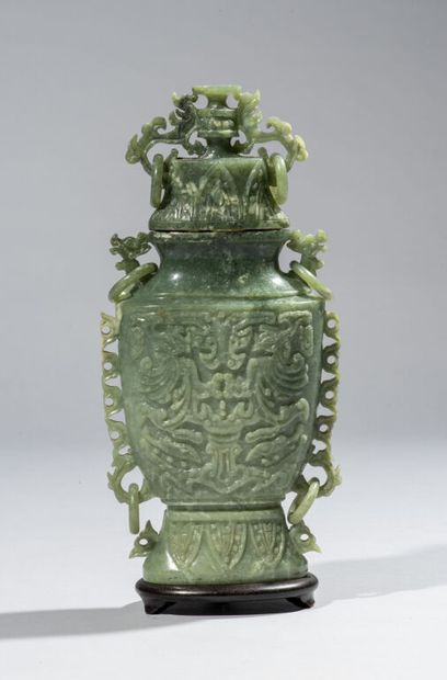  CHINE. 
Vase couvert en pierre dure verte, balustre aplati, à décor sculpté en léger...