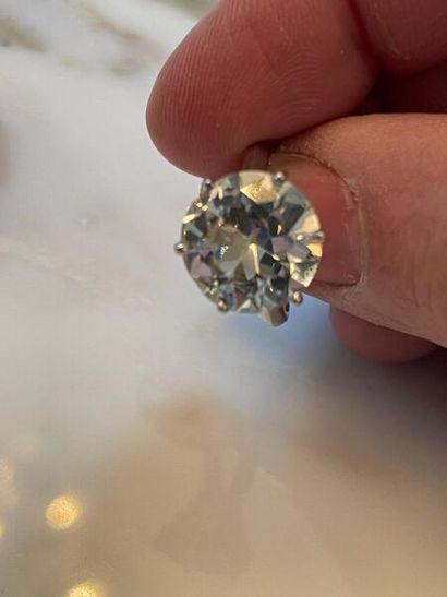 null BAGUE en or gris 750 mm, sertie d'un diamant demi-taille pesant 6,84 cts, de...