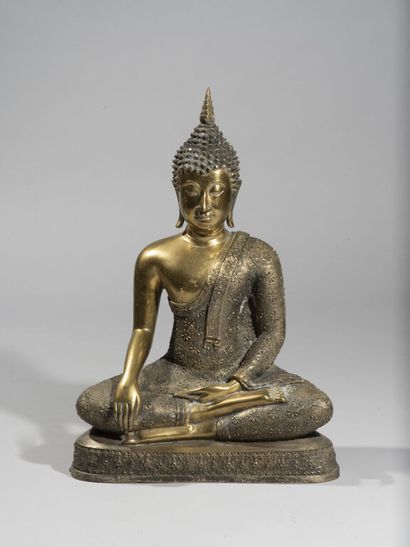  BIRMANIE. 
Statue de bouddha en bronze, représenté assis en padmasana, vêtu d'un...