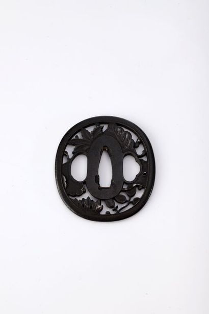  JAPON. 
Tsuba ovale en fer, décor ajouré en positif, gravé et ciselé en bas-relief...