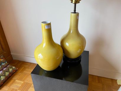  CHINE. 
Paire de vases maillet en porcelaine à décor monochrome en camaïeu jaune....