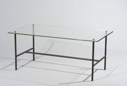 null Pierre GUARICHE (1926-1995).

Table basse à plateau rectangulaire en verre sur...