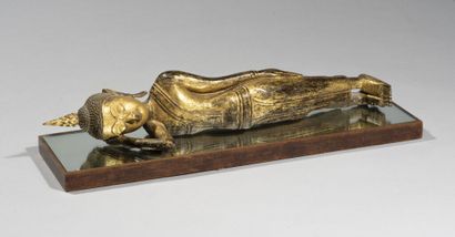  THAILANDE. 
Statue de bouddha en bois laqué or, représenté couché sur le côté, vêtu...