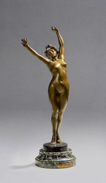  L. DAVID. 
« Le réveil ». 
Sculpture nu féminin en bronze à patine brune et dorée...