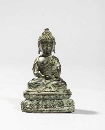 CHINE. 
Statuette de bouddha en bronze, représenté...