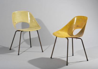 null Pierre GUARICHE (1926-1995).

Suite of two chairs model "Tulip" with shell in...