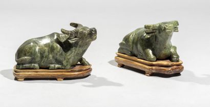  CHINE. 
Paire de buffles en pierre verte sculptée, représentés couchés. 
XXe siècle....