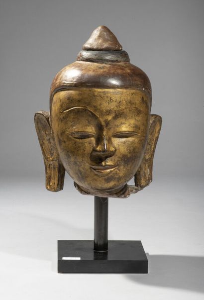 null BIRMANIA.

Lacquered stucco Buddha head, serene face, half-closed eyes surmounted...