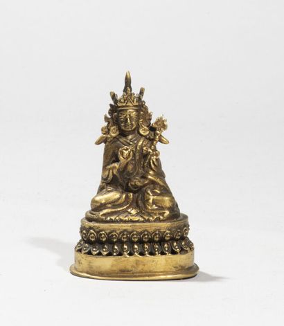  TIBET. 
Statuette de Padmasambhava en bronze doré, représenté assis sur une base...
