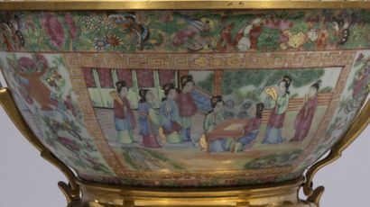 null 
CHINA (Canton).

Important porcelain bowl with polychrome and gold decoration...
