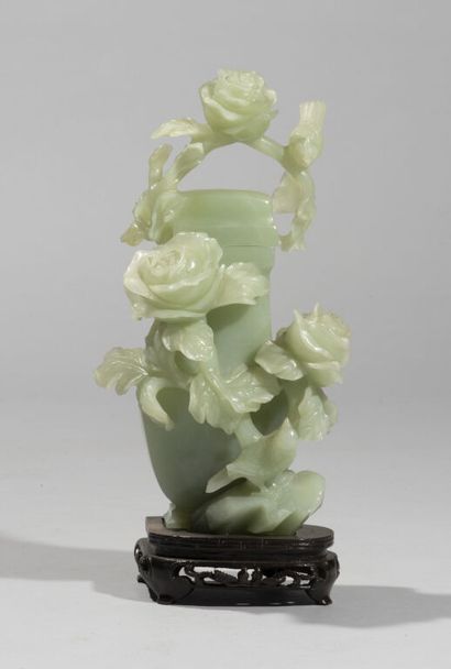  CHINE. 
Vase couvert en serpentine, le pourtour sculpté en relief de branchages...
