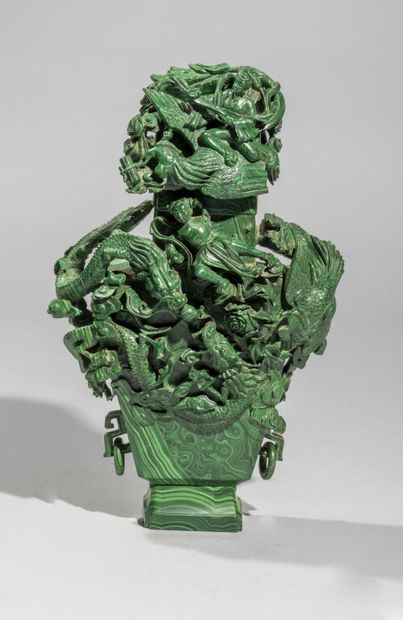  CHINE. 
Important vase couvert en malachite à décor sculpté sur la panse d'un phénix...