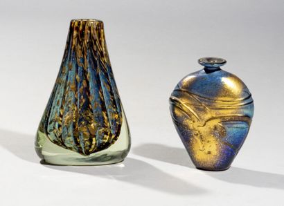 null Michèle LUZORO (née en 1949).

Lot de deux vases à panse aplatie en verre soufflé...