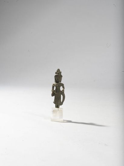  CAMBODGE, dans le style de Khmer. 
Petite statuette de divinité féminine en bronze,...