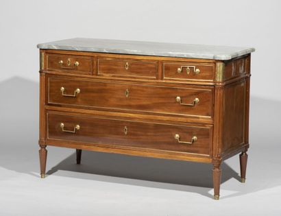 null Mahogany chest of drawers, with five drawers on three rows separated by crossbars....