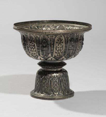 null THAILAND.

Pedestal bowl in silver embossed with alternating deities of banana...