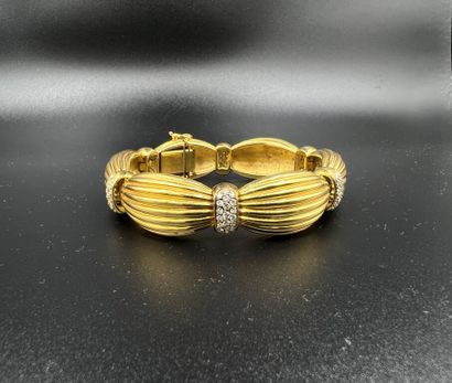 null BRACELET in yellow gold 750 mm with links passementerie, the links entirely...