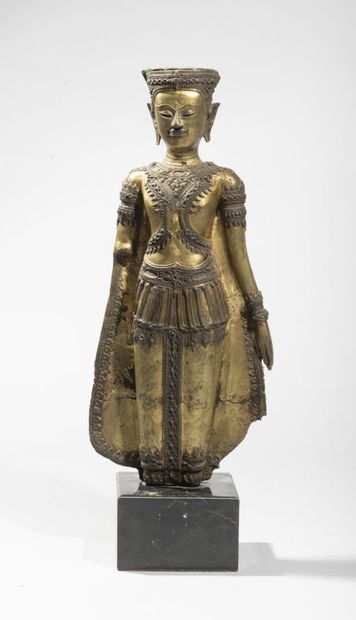  THAILANDE. 
Statue de bouddha en bronze, représenté debout, paré de bijoux, portant...