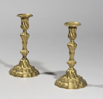  Pair of brass torches with twisted ribs. 
Old work of Louis XV style. 
H. 26 cm...