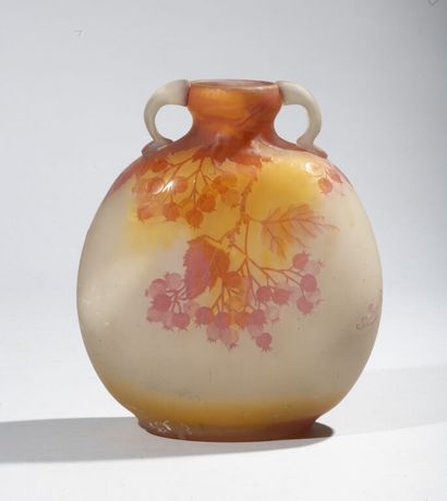  ÉTABLISSEMENTS GALLÉ. 
Important vase gourde en verre multicouche à décor de sorbier...