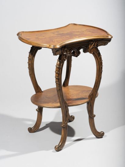 null ÉCOLE DE NANCY vers 1900.

Table à thé stylisée Art Nouveau en bois naturel...