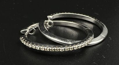 null Pair of 750 mm white gold CREOLES partially set with diamonds.

French work.

Gross...