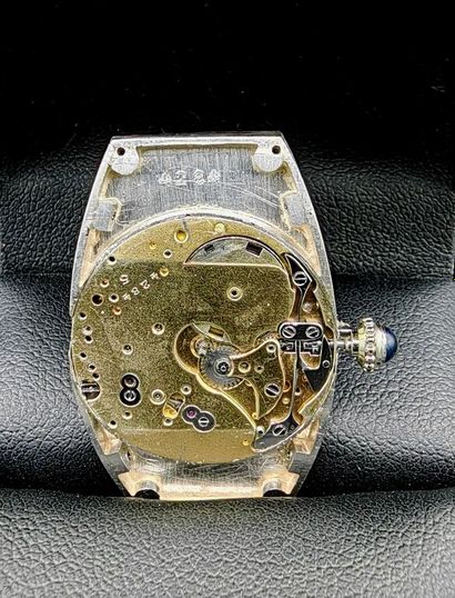 null 
CARTIER, Paris. Modèle Tonneau. Vers 1915/20.




Rare MONTRE-BRACELET en platine...