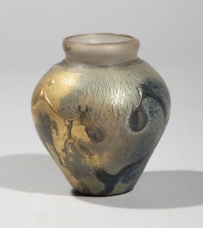 null Jean-Claude NOVARO (1943-2015).

Vase ovoïde à col ourlé en verre soufflé irisé...
