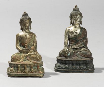 CHINE. 
Deux statuettes de bouddhas en bronze...