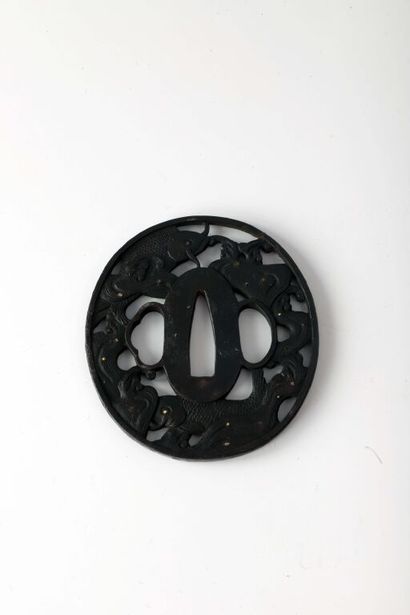 null JAPAN.

Oval openwork iron tsuba in positive, engraved and chiseled in low relief,...