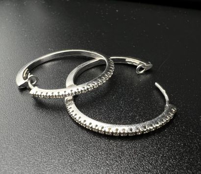 Pair of 750 mm white gold CREOLES partially...