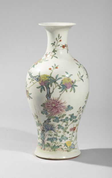 CHINE. 
Vase balustre en porcelaine polychrome...