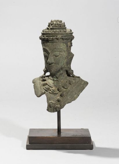 null THAILAND.

Bust of Buddha in bronze, serene face, adorned with necklaces, base.

Probably...