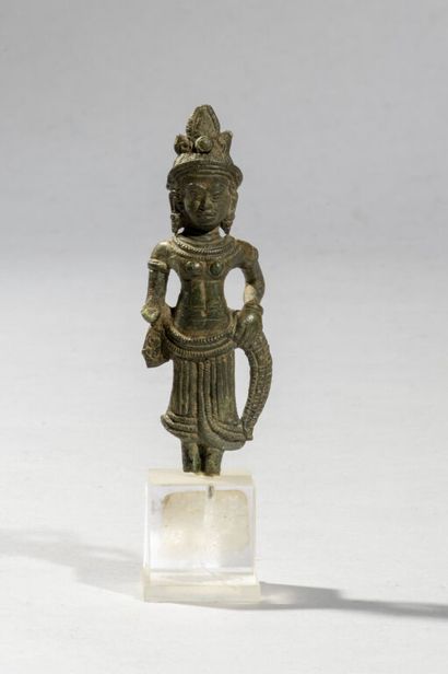  CAMBODGE, dans le style de Khmer. 
Petite statuette de divinité féminine en bronze,...