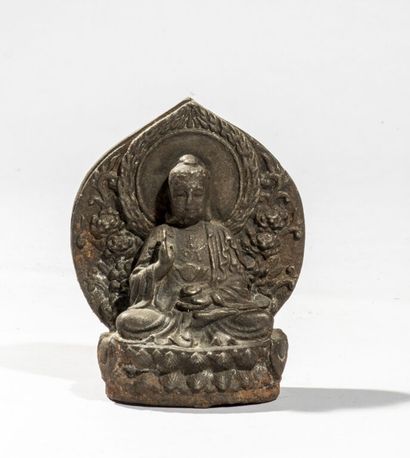  CHINE. 
Statuette de bouddha en fonte de fer, représenté assis devant une mandorle....