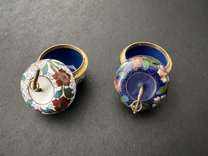 null CHINE : 

Deux boîtes pendentif en forme de fruit en métal cloisonné à décor...