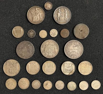 null [France] [Europe]. Lot de pièces en argent ou métal : 

- 5 francs écu, Napoléon,...