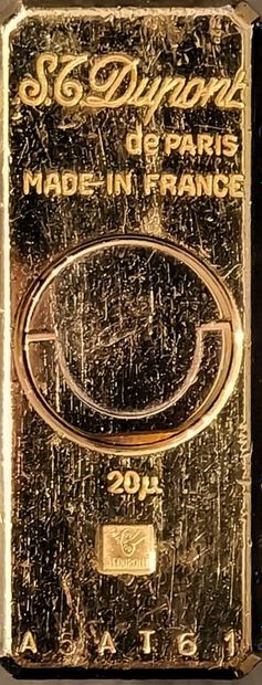 ² DUPONT. BRIQUET en métal plaqué d'or, vers 1960. monogrammé G.L. Très bel état...
