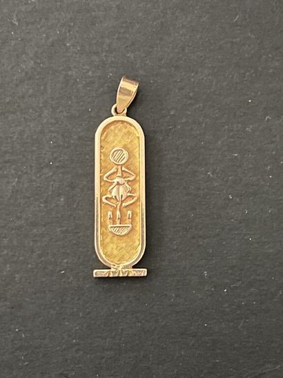 null Pendentif plaque égyptienne en or jaune 18K 750 millièmes à décor d'un profil...