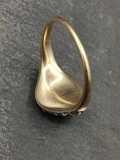 null BAGUE en or 750 mm et argent ornée d'une émeraude en son centre dans un entourage...