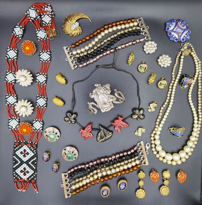 null LOT de bijoux fantaisie comprenant un collier motif mexicain du sud de Béziers,...
