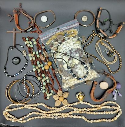 null [Inde et terres Viking] - LOT comprenant un collier draperie en métal doré et...