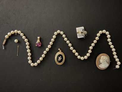  LOT d'or 750 mm pesant brut au total 56,2 g et comprenant : 
- un collier de perles...