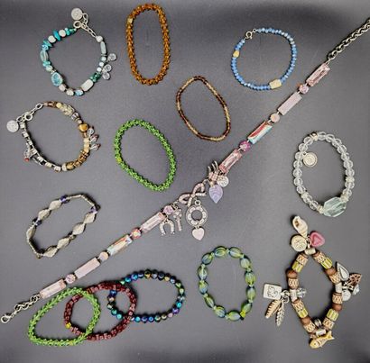 LOT composé d'une myriade de bracelets multicolores,...