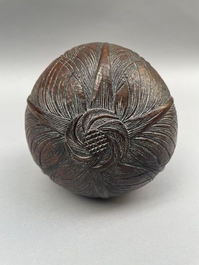 null Gourde ou poire à poudre en noix de coco sculptée à décor caricatural de la...