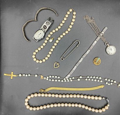 null LOT de colliers de perles imitation, d'accessoires utiles à la foi, d'épingle...