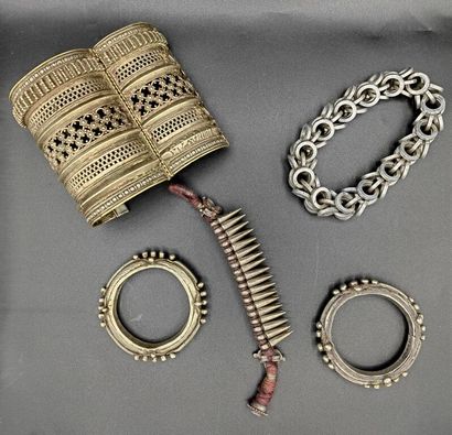 null Ensemble de bracelets-manchettes, bracelets tout court, rigides et perlés, ou...