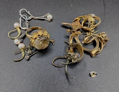  LOT d'or 750 mm composé de bijoux ornés de pierres ou pas et d'autres bijoux dénaturés...