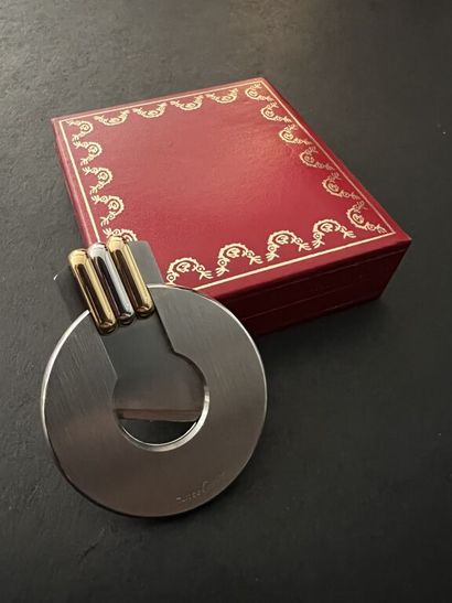  MUST de Cartier. COUPE-CIGARE en or et acier, signé et numéroté, motif trinity.